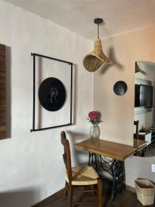 TV a/nebo společenská místnost v ubytování PASEO REAL HOTEL BOUTIQUE