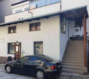een zwarte auto geparkeerd voor een huis bij Apartments Dijana in Zagreb