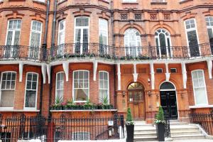 a large red brick building with white windows at Holidayaparthotel 4 in London