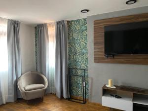 TV a/nebo společenská místnost v ubytování PASEO REAL HOTEL BOUTIQUE