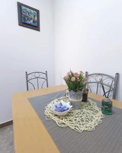 een tafel met een kom bloemen erop bij Stan na dan Zvornik in Zvornik