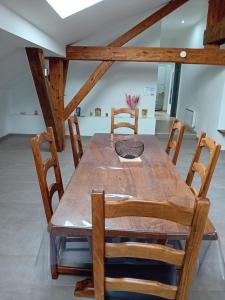 - une table et des chaises en bois dans l'établissement La Bienvenue, à Saint-Michel-sur-Meurthe