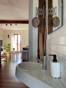 een keuken met een spoelbak en een woonkamer bij Casuca Los Cencerros in Santander +28 foto's