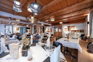 Restoran või mõni muu söögikoht majutusasutuses Hotel Kemmeriboden-Bad AG