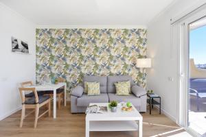 un soggiorno con un divano e un tavolo di Maranuelas Beachfront 305 FP by VillaGranCanaria a Arguineguín