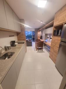 een keuken met witte kasten en een eetkamer bij Vision Executive Premium Esplanada in Brasilia