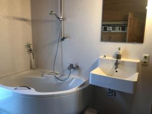 une salle de bains avec lavabo et baignoire dans l'établissement Obere-Seeterrasse, à Rieden 34 autres photos