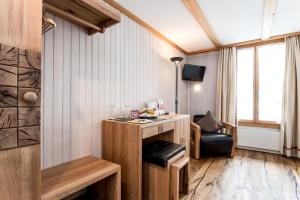 une chambre d'hôtel avec un bureau et une chaise dans l'établissement Hotel Kemmeriboden-Bad AG, à Schangnau