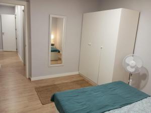 En eller flere senger på et rom på Center Granada Apartament Elegant