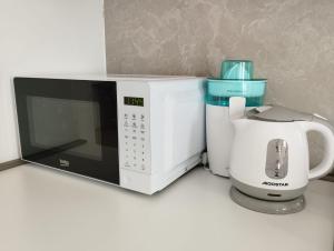 a microwave and a coffee maker on a counter at La Dama dei Fiori in Vimercate