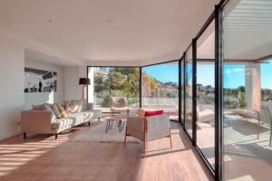 - un salon avec un canapé et une table dans l'établissement Prestigious villa with panoramic sea view, à Bandol