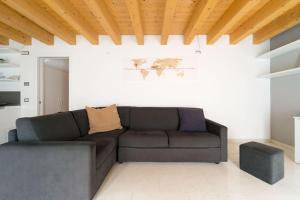 un soggiorno con divano e una mappa sul muro di Ca' Martina a Venezia