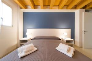 una camera da letto con un letto grande con due cuscini bianchi di Ca' Martina a Venezia