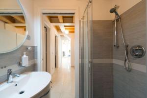 un bagno con doccia, lavandino e specchio di Ca' Martina a Venezia Altre 73 foto