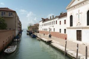 un canale in una città con edifici e barche di Ca' Martina a Venezia