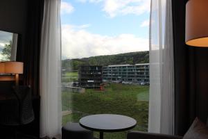 Habitación con ventana con vistas a un edificio en IIP Apartments en Spreitenbach