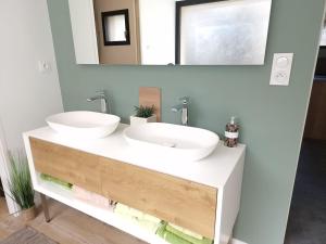 a bathroom with two sinks and a mirror at Spacieux au cœur de Pont-Aven Au Bois d'Amour 1-6p in Pont-Aven +14 photos