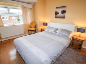 Un dormitorio con una cama blanca y una ventana. en The Hawthorns, en Chester