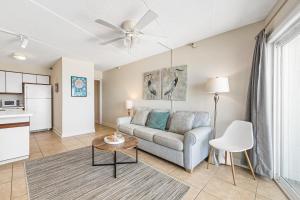 ein Wohnzimmer mit einem Sofa und einem Tisch in der Unterkunft 1BR Gulf of Mexico Paradise Emerald Skye 54 in Orange Beach
