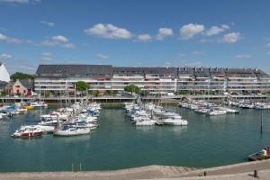 Un montón de barcos están atracados en un puerto deportivo. en Face au port, appartement pour 4 personnes, en Le Pouliguen