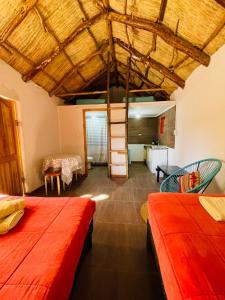 サン・ペドロ・デ・アタカマにあるCabañas Turi Lackarのベッドルーム1室(ベッド2台付)、ロフトが備わります。