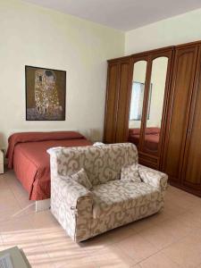 1 dormitorio con 1 cama, 1 silla y 1 cama en Riviera house, en Nápoles