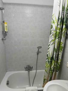 ナポリにあるRiviera houseのバスルーム(シャワー、バスタブ、トイレ付)