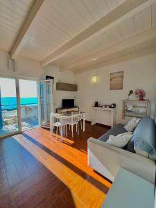 O bucătărie sau chicinetă la ALBA Suite-Rome airport FCO-Fronte mare