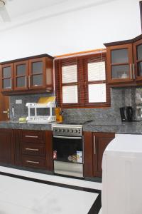 Kuchyň nebo kuchyňský kout v ubytování Villa Janaliya