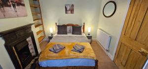 um pequeno quarto com uma cama com toalhas em Beautiful Spacious 5 Bed House em Fornham Saint Martin