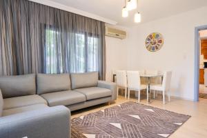 Зона вітальні в Charming Flat w Balcony 15 min to Urla Art Street