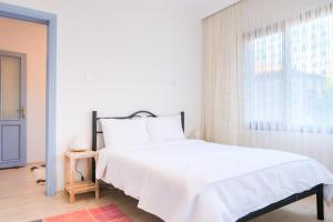 Ліжко або ліжка в номері Charming Flat w Balcony 15 min to Urla Art Street