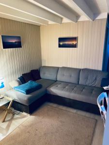 een woonkamer met een blauwe bank in een kamer bij T2 - T3 Vue exceptionnelle - Centre ville de Dinard in Dinard
