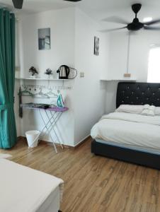 1 dormitorio con 1 cama y cortina verde en Inap Idaman 7 5 Pax 2 Queen Plus 1 Sofa Bed, en Kota Bharu