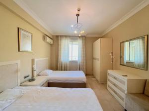 Cama ou camas em um quarto em Gold City 5 star resort appartement with aqua park and sea view