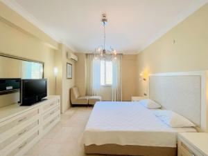 Cama ou camas em um quarto em Gold City 5 star resort appartement with aqua park and sea view