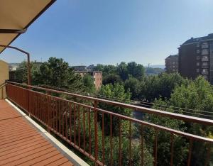 d'un balcon avec vue sur les arbres et les bâtiments. dans l'établissement Casa Stadium, à Trieste