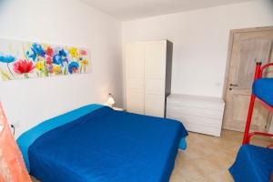 ブドーニにあるAppartamenti Sant'Annaのベッドルーム1室(青いベッド1台付)