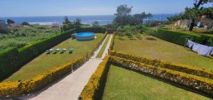 una vista aérea de un jardín con piscina en Oasis Inn Pedornes, en Pedornes