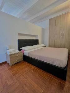 Un pat sau paturi într-o cameră la ALBA Suite-Rome airport FCO-Fronte mare +11 fotografii