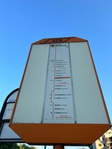 een menu op een bord voor een gebouw bij Casa Valentina in San Donato Milanese