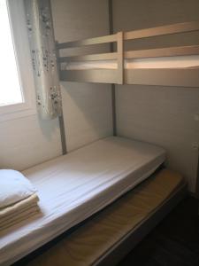 VillarsにあるGÎTE DE L 'OCRE NICE VIEWの窓付きの小さな部屋の二段ベッド1台分です。