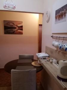 una cucina con un tavolo e un piano di lavoro di Jasmine a Brodarica