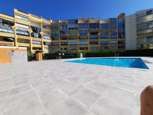 ein leerer Pool vor einem Gebäude in der Unterkunft Sopraland T3 45m2 à 300m plage Richelieu in Cap d'Agde