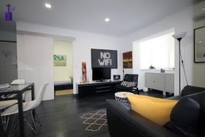 ein Wohnzimmer mit einem Sofa und einem Tisch in der Unterkunft Lisbon North Apartment in Lissabon