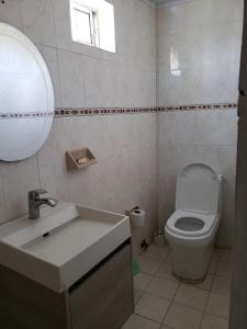 a bathroom with a toilet and a sink and a mirror at Posada coral breeze habitación tercer piso in San Andrés