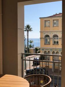 een balkon met uitzicht op een straat en een gebouw bij Saint Jhon in Menton