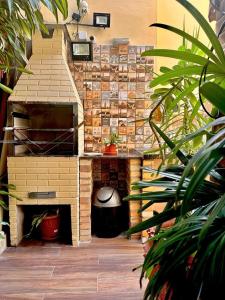 un horno de ladrillo en un patio con plantas en Luxury Duplex Casa, en Natal