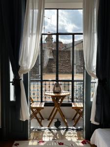 Habitación con vistas a un balcón con mesa. en superbe appartement belifontain coeur de ville, en Fontainebleau