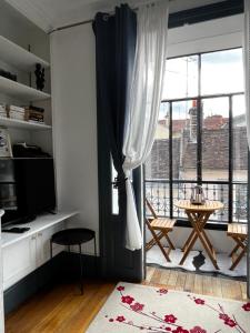 a living room with a large window with a balcony at superbe appartement belifontain coeur de ville in Fontainebleau